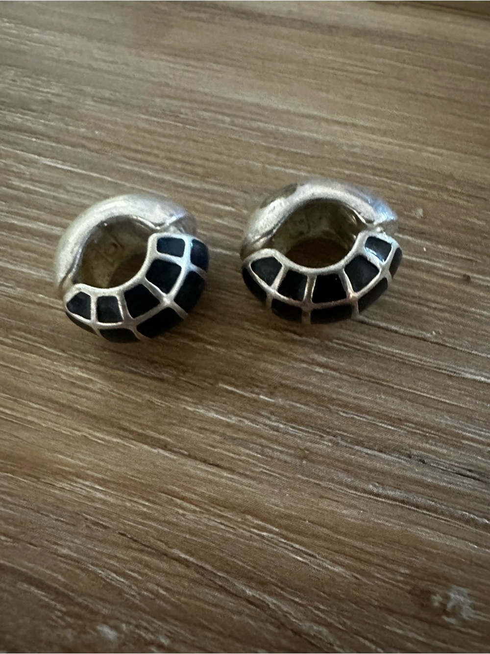 Vintage E.Pearl Enamel Clip On Earrings Signed - Picture 2 of 3